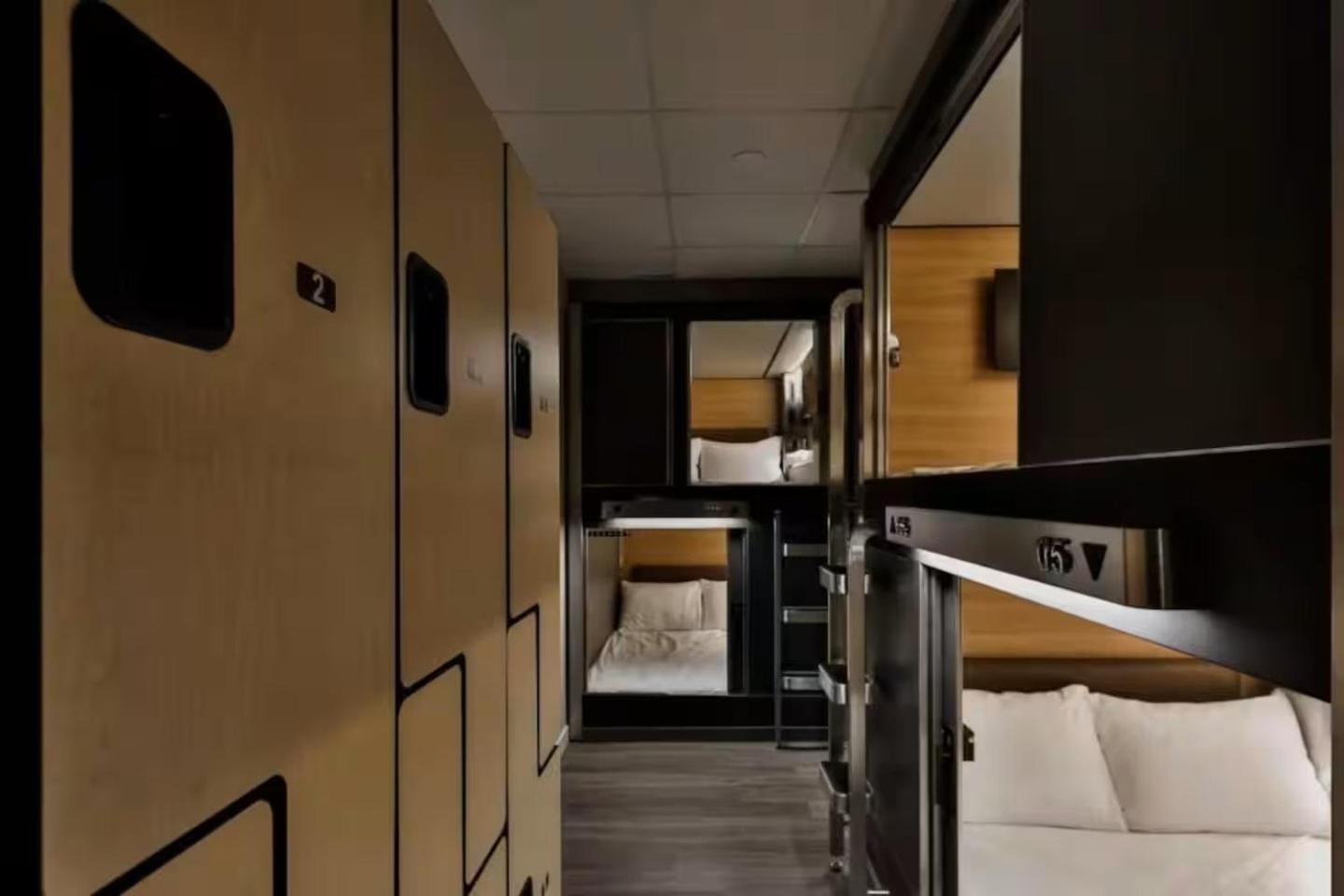 Bed in een Gemengde Slaapzaal met 10 Bedden