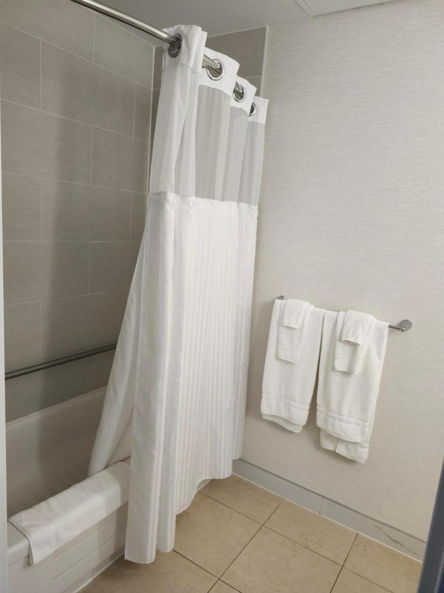 Chambre Lit Queen-size - Accessible aux Personnes à Mobilité Réduite